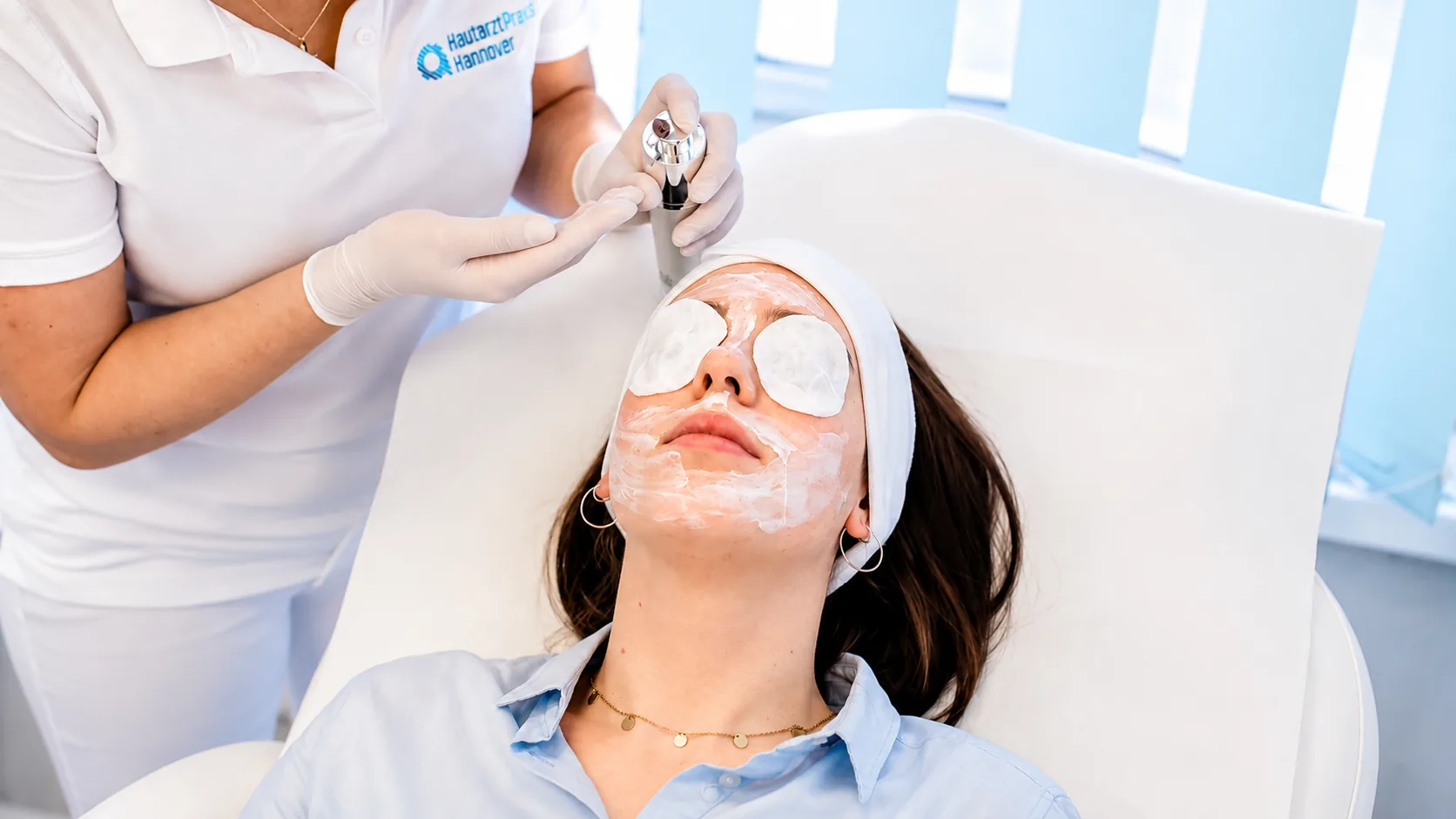 Medizinisches Peeling im Gesicht in der HautarztPraxis Hannover